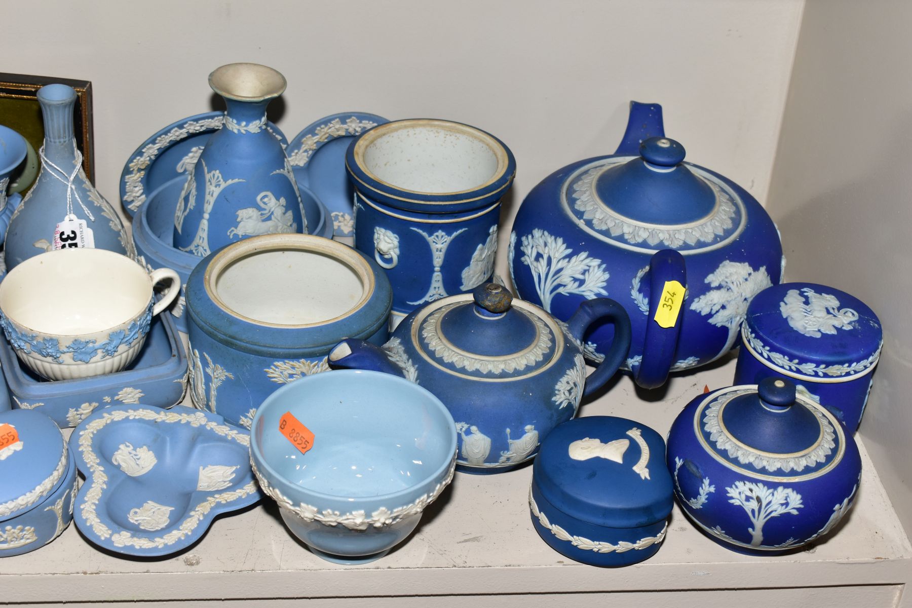 A COLLECTION OF WEDGWOOD JASPERWARE AND DUDSON JASPERWARE, including dark blue jasperware c1875 - Bild 5 aus 7