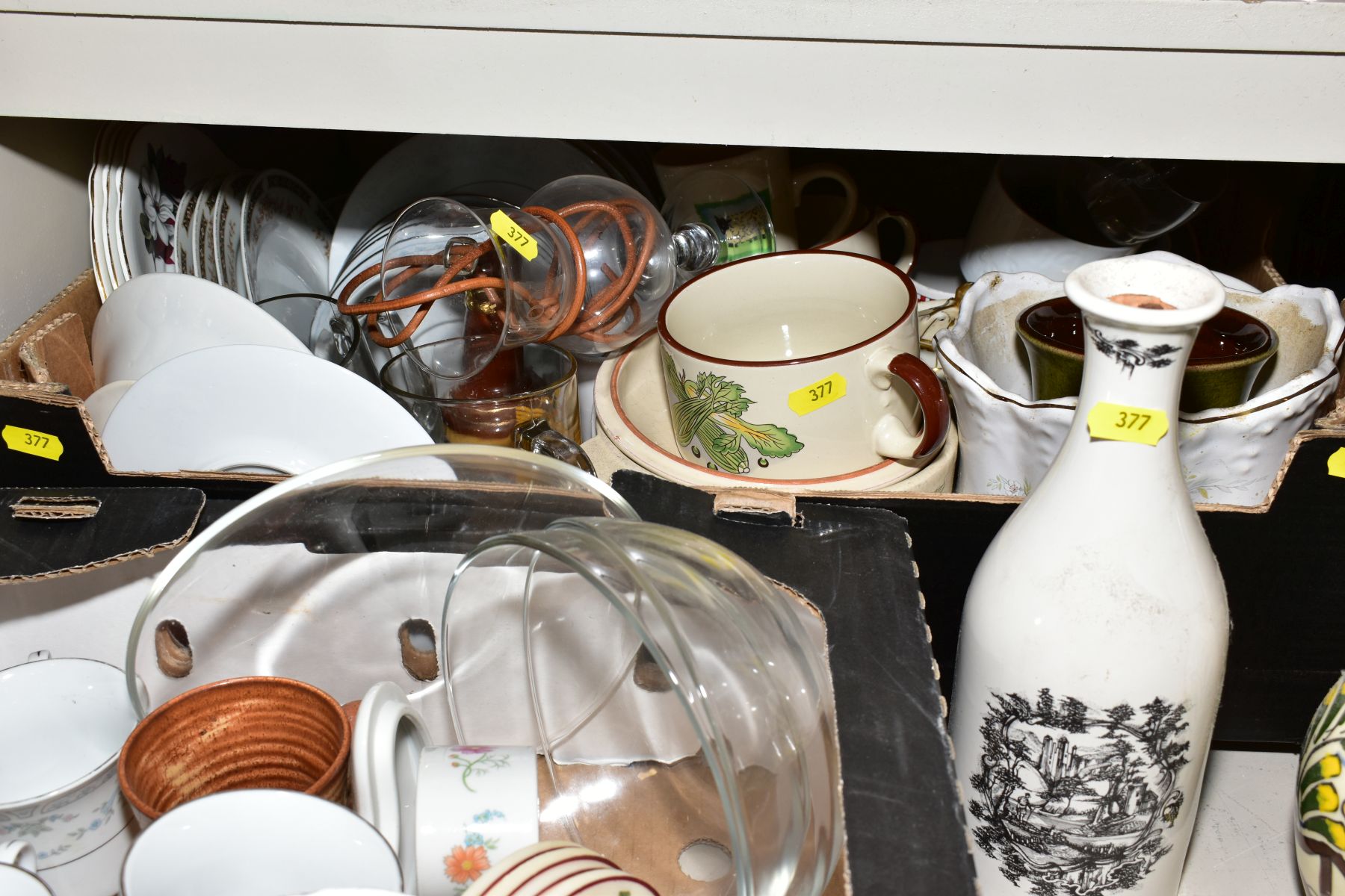 FOUR BOXES AND LOOSE CERAMICS, GLASSWARE, ETC, including Royal Standard Melody pattern coffee and - Bild 10 aus 11