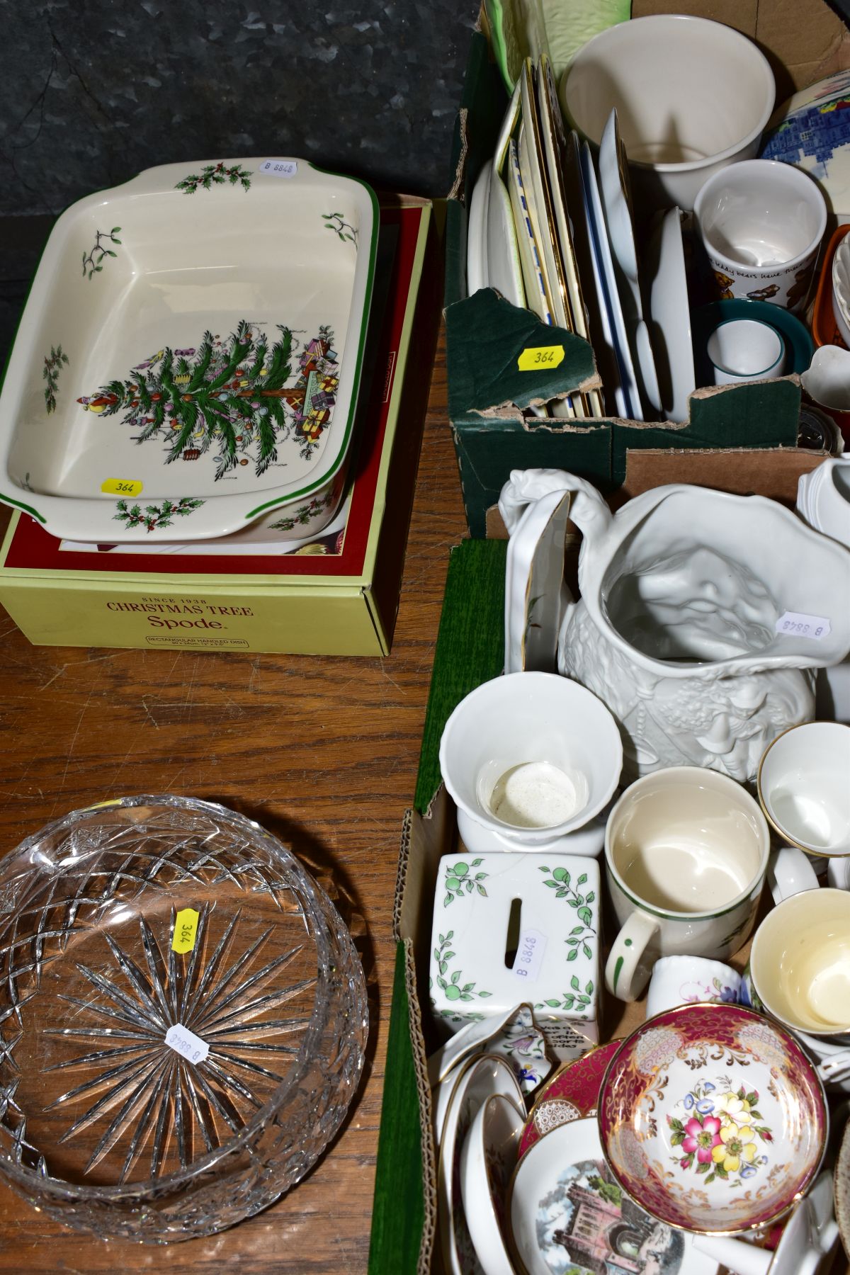 FOUR BOXES AND LOOSE CERAMICS AND GLASSWARE, including boxed Spode Christmas Tree serving dish, a - Bild 4 aus 5