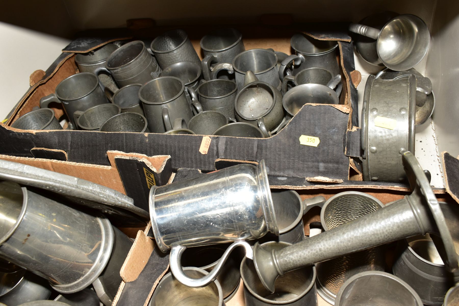 FIVE BOXES AND LOOSE OF PEWTER AND LOOSE, including tankards, plates, embossed plates, hammered - Bild 4 aus 5