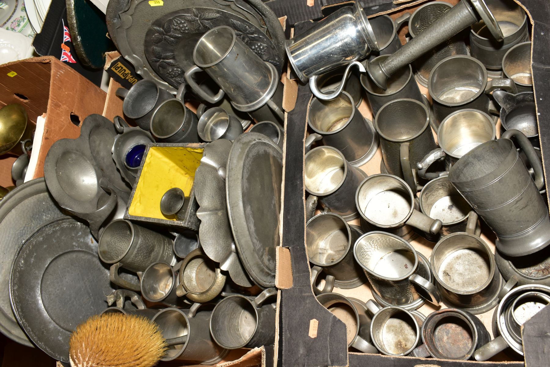 FIVE BOXES AND LOOSE OF PEWTER AND LOOSE, including tankards, plates, embossed plates, hammered - Bild 2 aus 5
