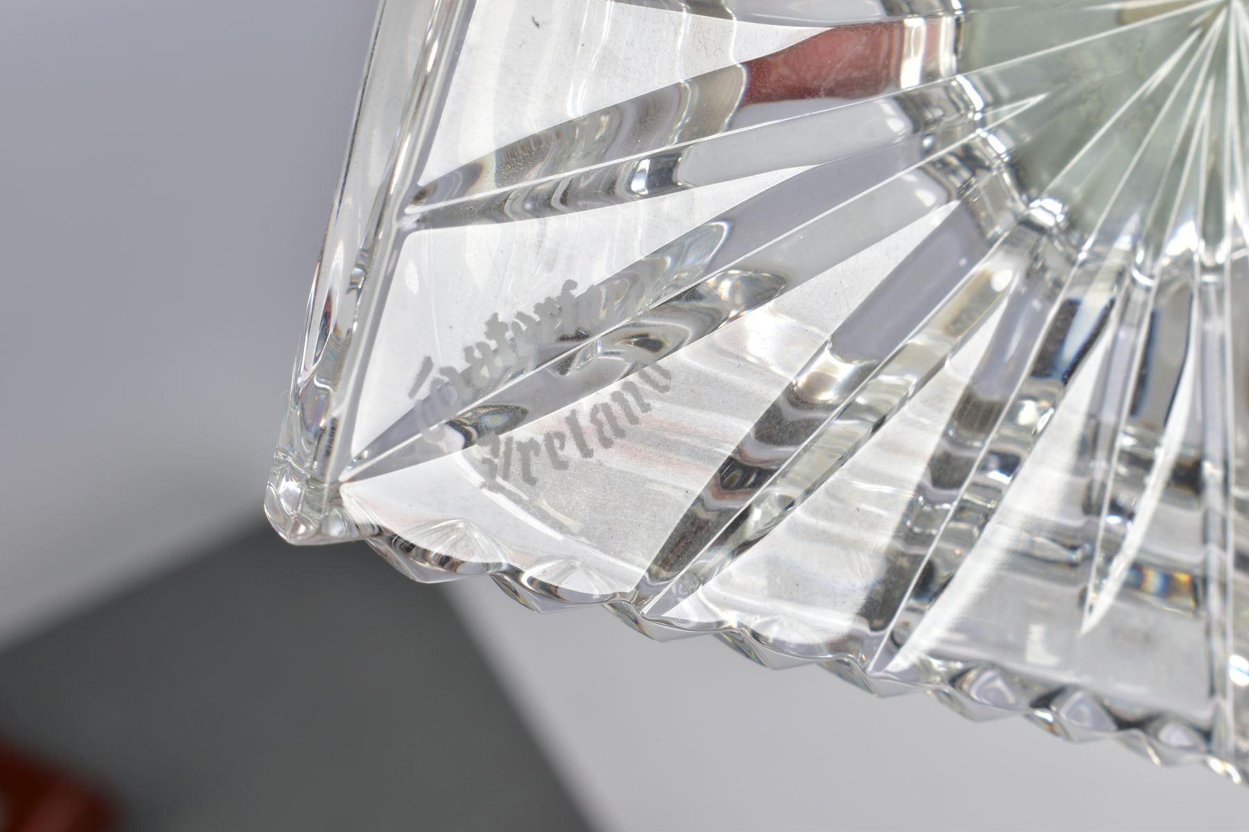 A BOXED WATERFORD CRYSTAL DESK SET, comprising a quartz clock and a pen stand with pen set in a - Bild 5 aus 5