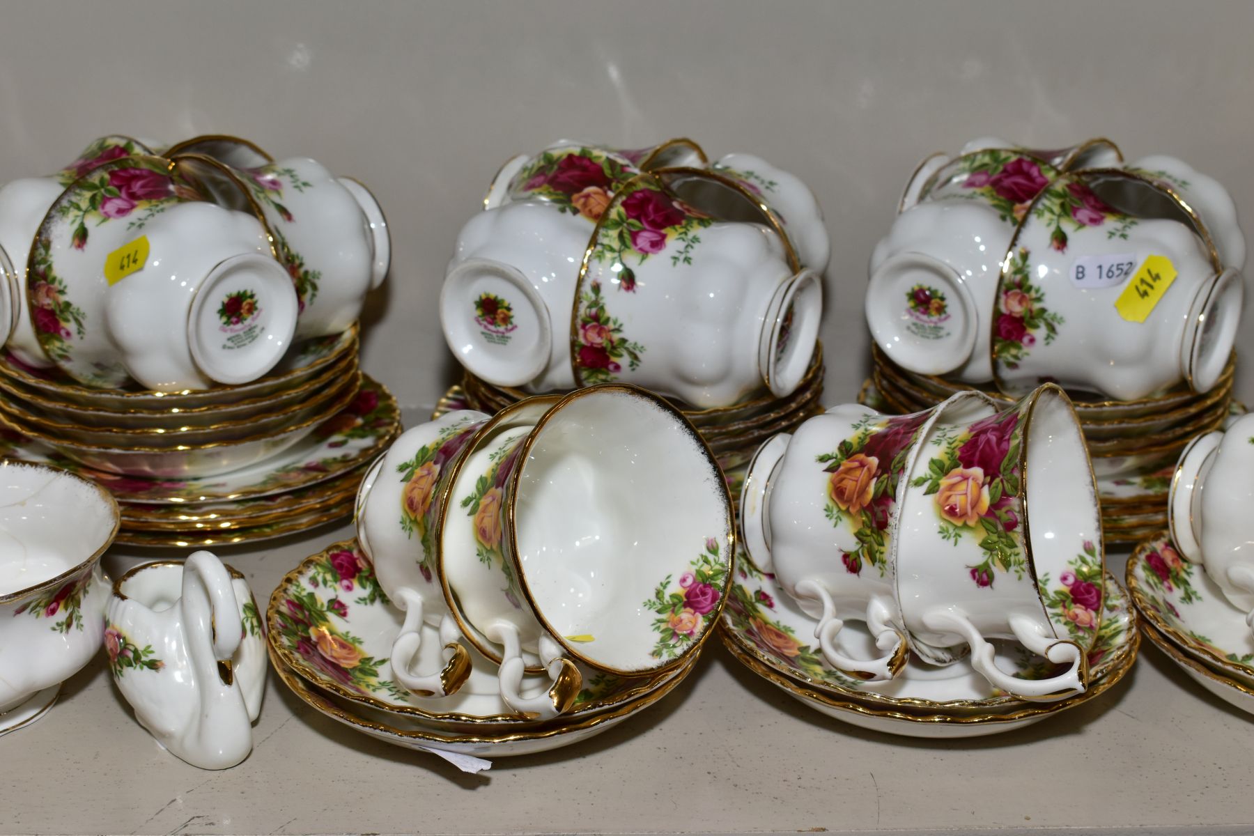 A QUANTITY OF ROYAL ALBERT OLD COUNTRY ROSES TEA WARES, ETC, some seconds, comprising two bread - Bild 3 aus 4