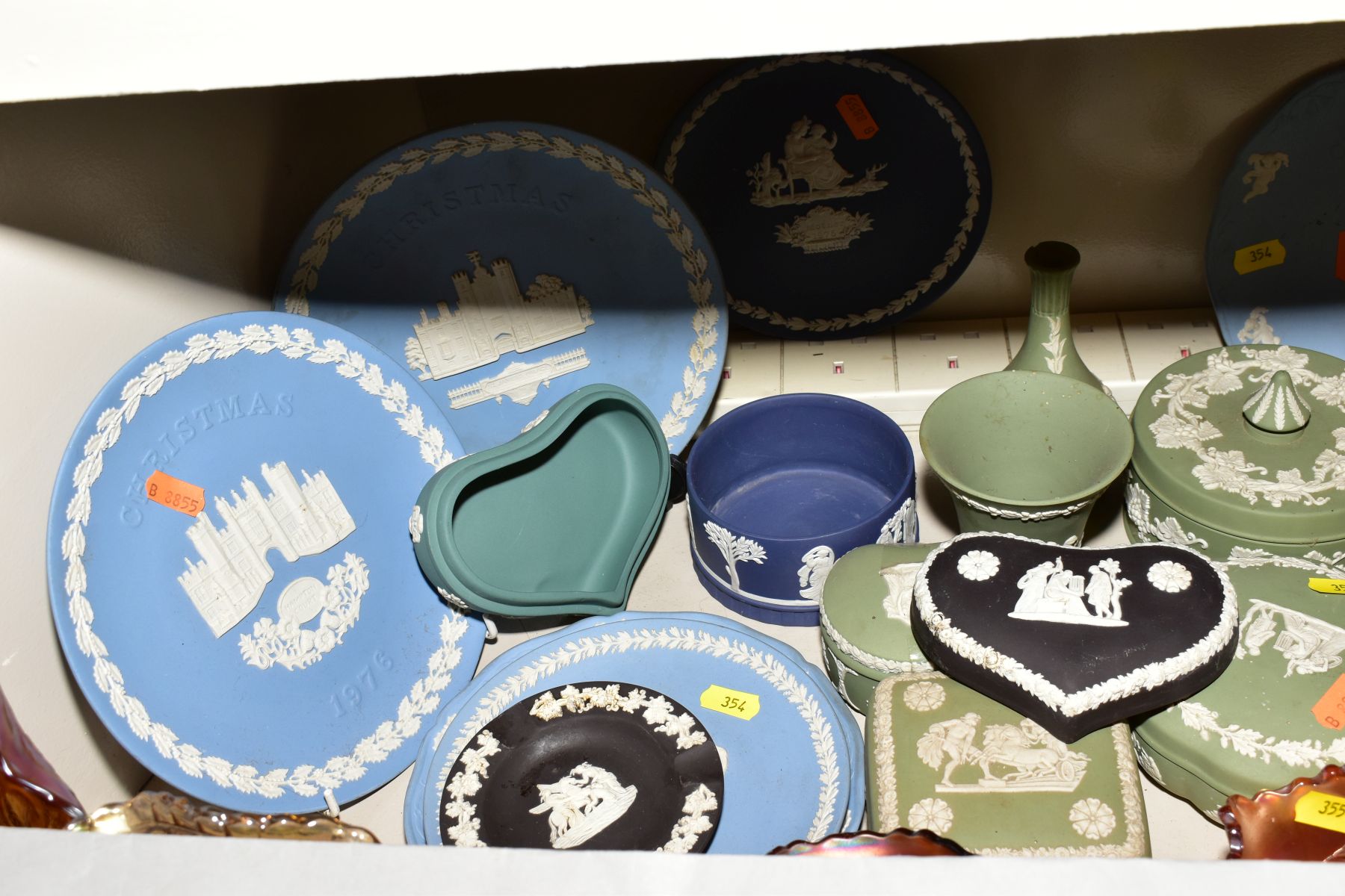 A COLLECTION OF WEDGWOOD JASPERWARE AND DUDSON JASPERWARE, including dark blue jasperware c1875 - Bild 6 aus 7