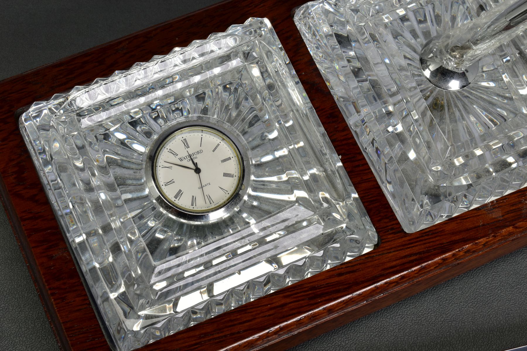 A BOXED WATERFORD CRYSTAL DESK SET, comprising a quartz clock and a pen stand with pen set in a - Bild 3 aus 5