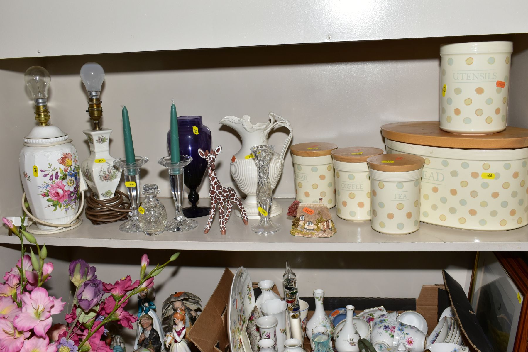 THREE BOXES AND LOOSE CERAMICS, GLASSWARE, METALWARE AND PRINTS, ETC, including kitchen storage - Bild 2 aus 5