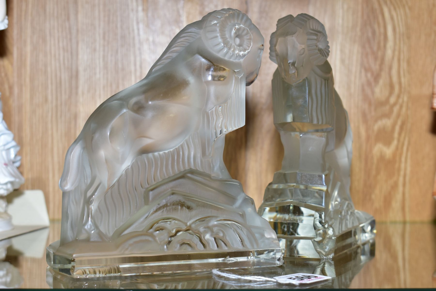 A PAIR OF ART DECO FROSTED GLASS FIGURES OF RAMS, on rectangular clear glass bases, height ????, ( - Bild 2 aus 5