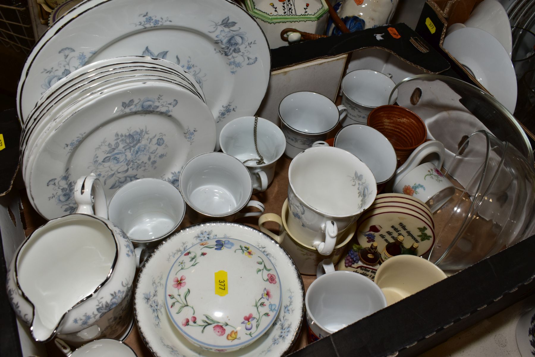 FOUR BOXES AND LOOSE CERAMICS, GLASSWARE, ETC, including Royal Standard Melody pattern coffee and - Bild 7 aus 11