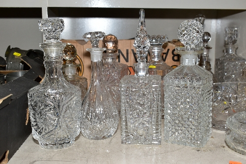 A MISCELLANEOUS COLLECTION OF GLASSWARE, mostly cut glass including bowls, decanters, biscuit - Bild 11 aus 11