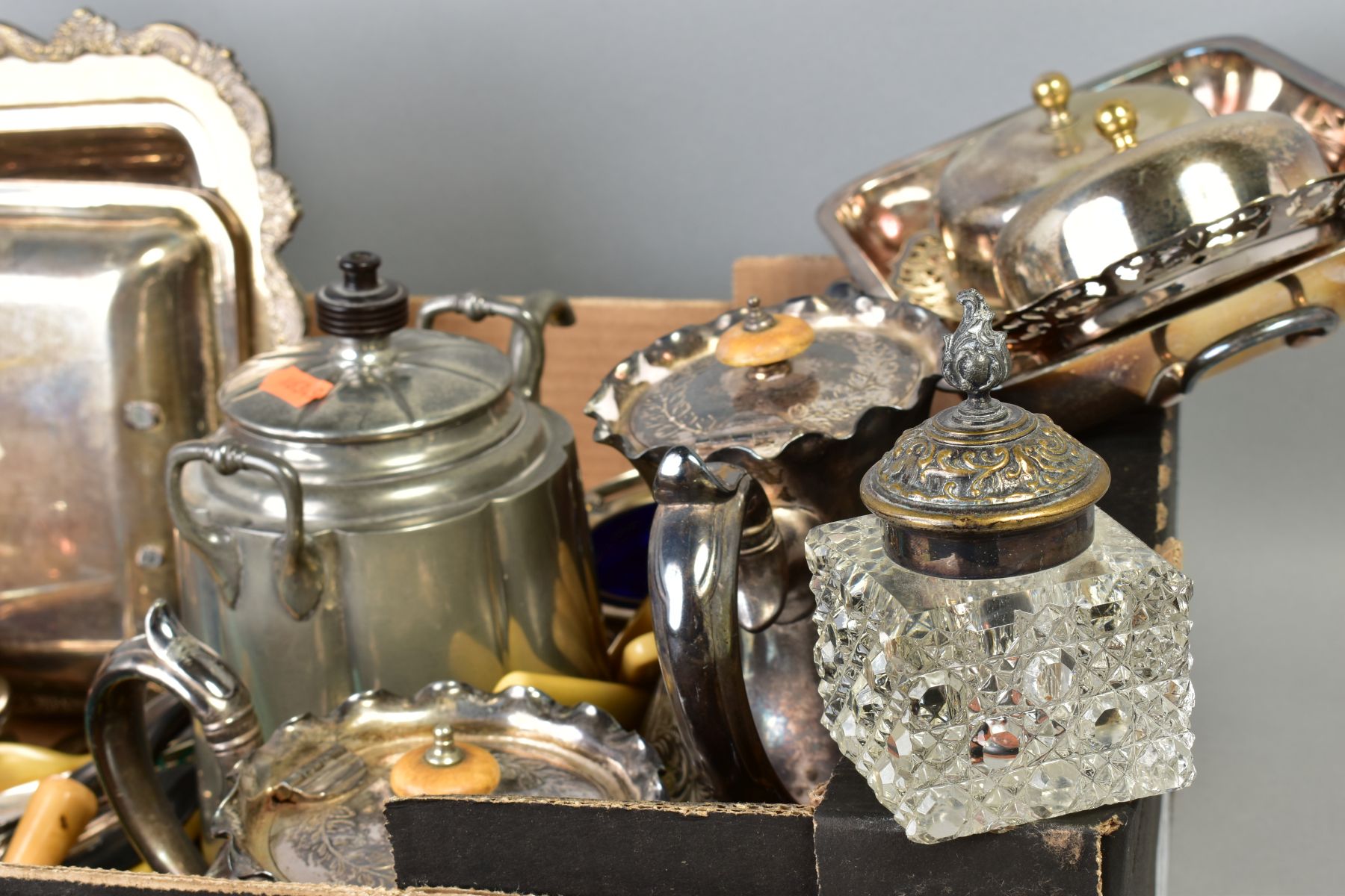 A BOX OF SILVER PLATE, ETC, including a pair of rectangular entree dishes, loose cutlery and - Image 5 of 5