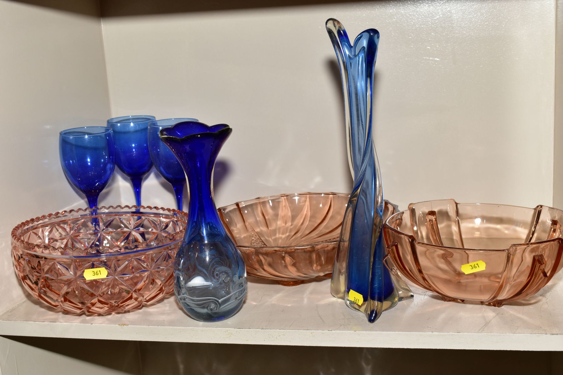 THREE BOXES AND LOOSE OF COLOURED GLASS AND CUT GLASS, including pressed glass in green, pink and - Bild 2 aus 6