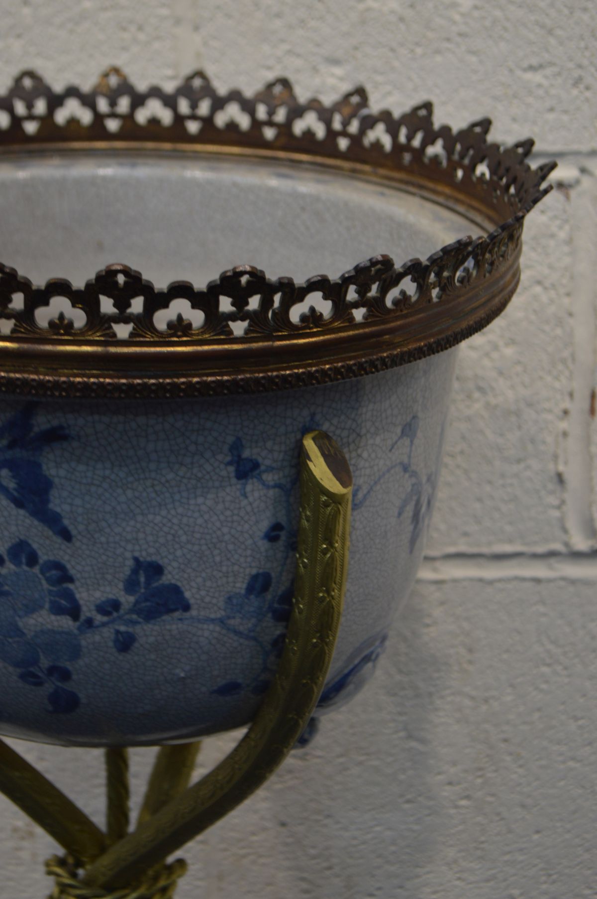 A LATE 20TH CENTURY ORIENTAL STYLE CRACKLE GLAZE BLUE AND WHITE POTTERY JARDINIERE, on a seperate - Bild 2 aus 4