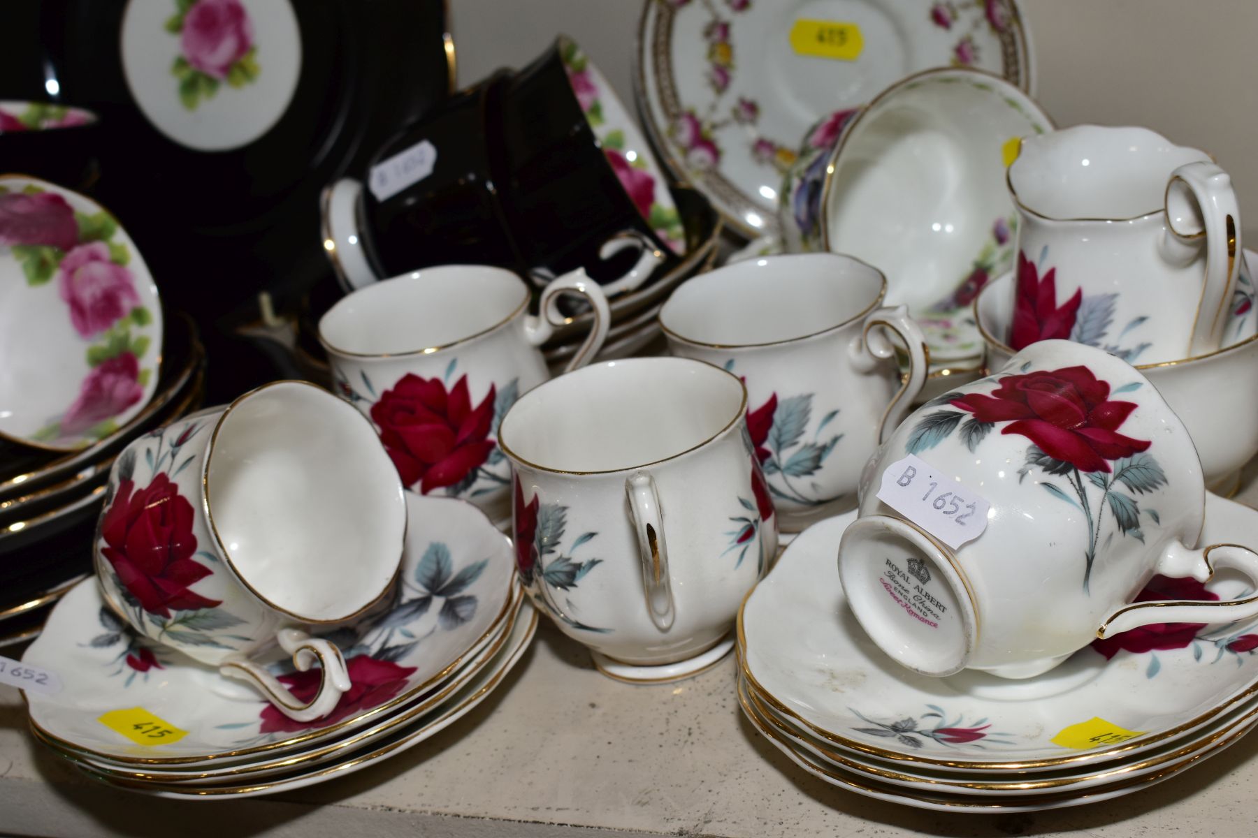 A GROUP OF ROYAL ALBERT COFFEE AND TEA WARES, ETC, including Sweet Romance, a March Anemones cup and - Bild 3 aus 3