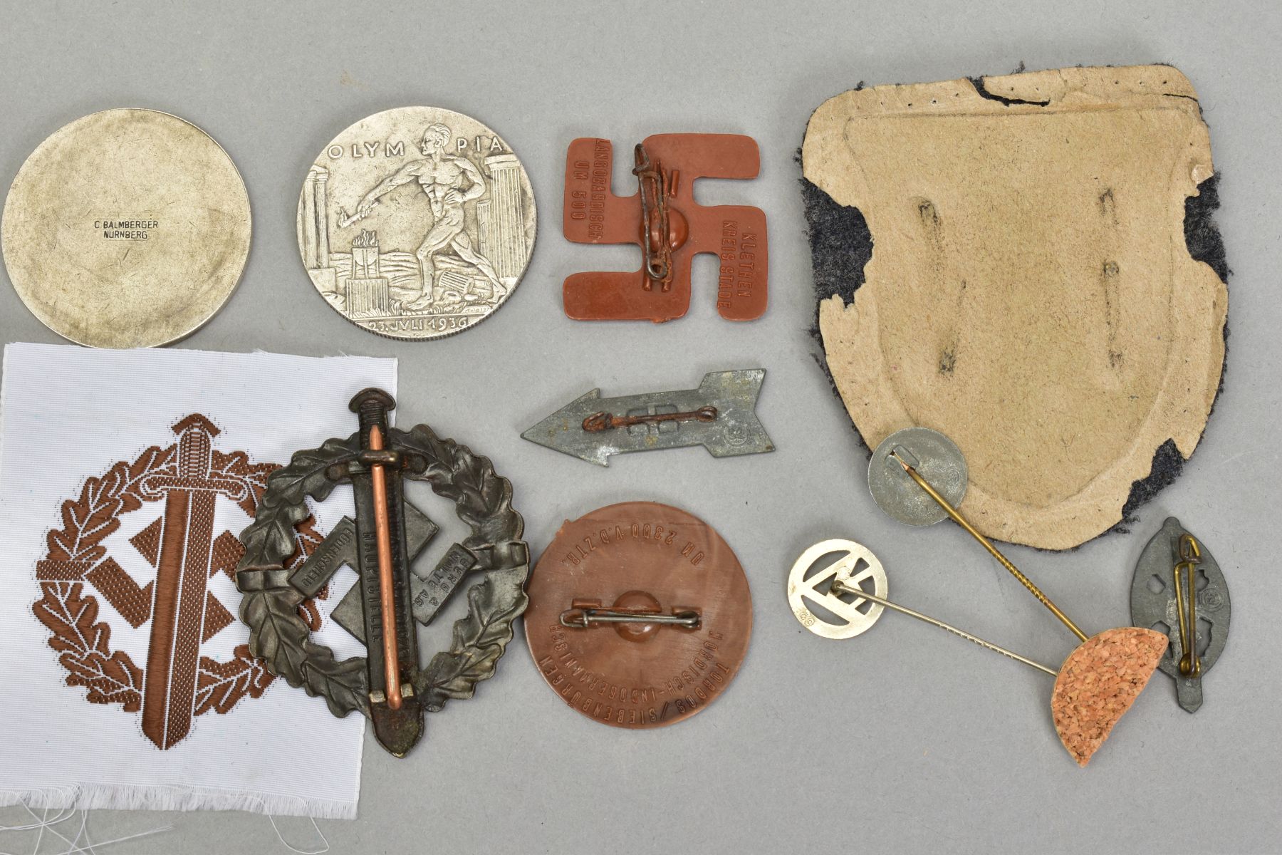 A SMALL COLLECTION OF GERMAN 3RD REICH BADGES ETC, together with two medallions, as follows, (a) - Image 4 of 7