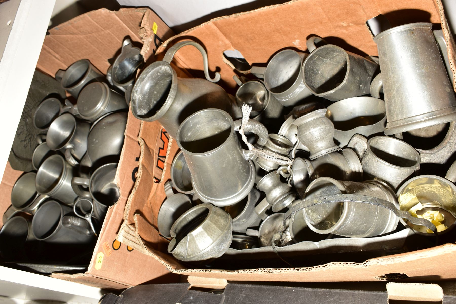 FIVE BOXES AND LOOSE OF PEWTER AND LOOSE, including tankards, plates, embossed plates, hammered - Bild 3 aus 5