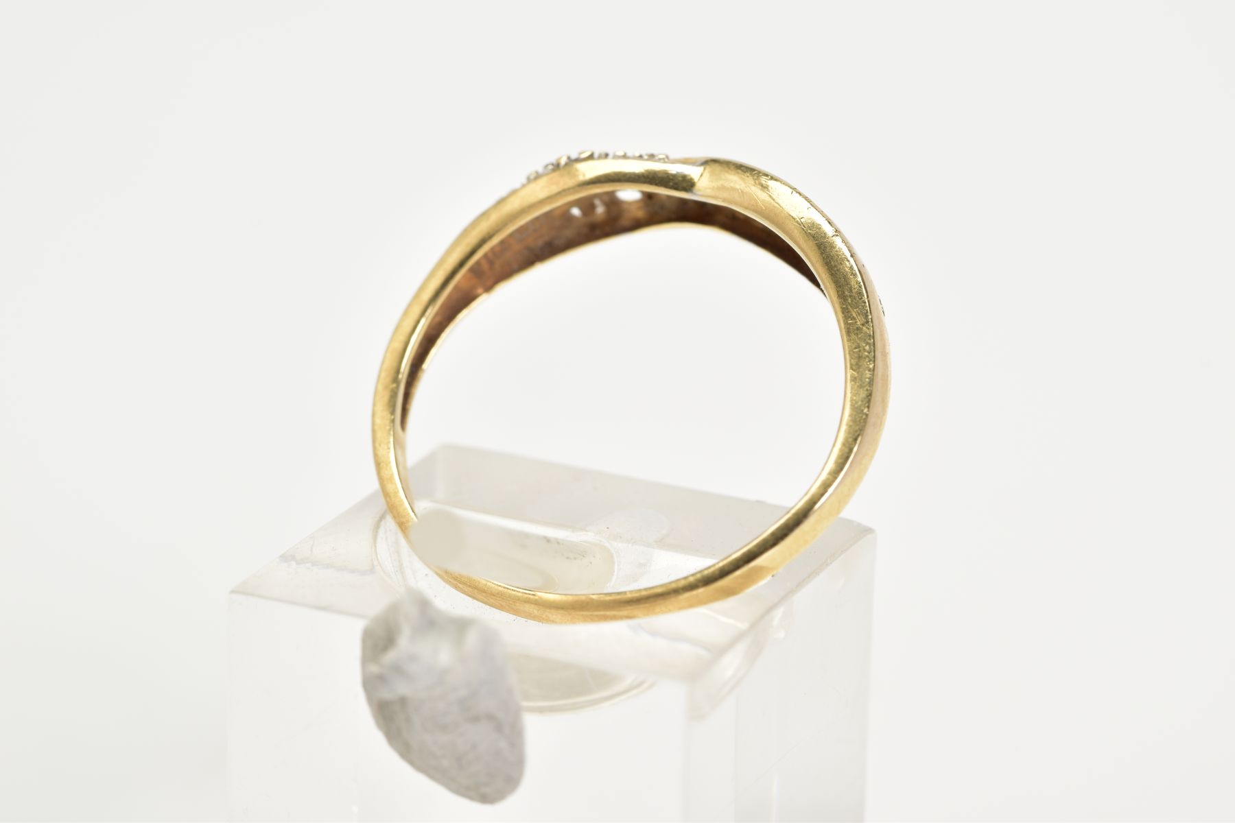 A 9CT GOLD CROSSOVER RING, designed with an open work panel with the word 'I Love You' flanked - Image 3 of 3