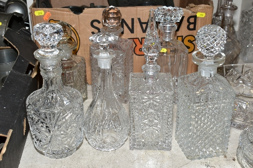 A MISCELLANEOUS COLLECTION OF GLASSWARE, mostly cut glass including bowls, decanters, biscuit - Bild 10 aus 11