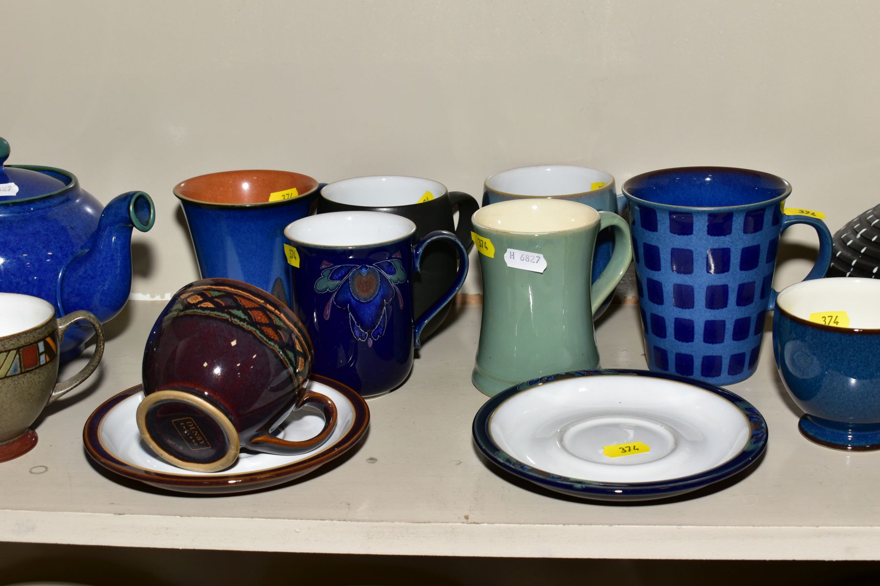 A COLLECTION OF DENBY POTTERY MUGS, TEA POTS, etc, various patterns and glazes, including a coffee - Bild 2 aus 4