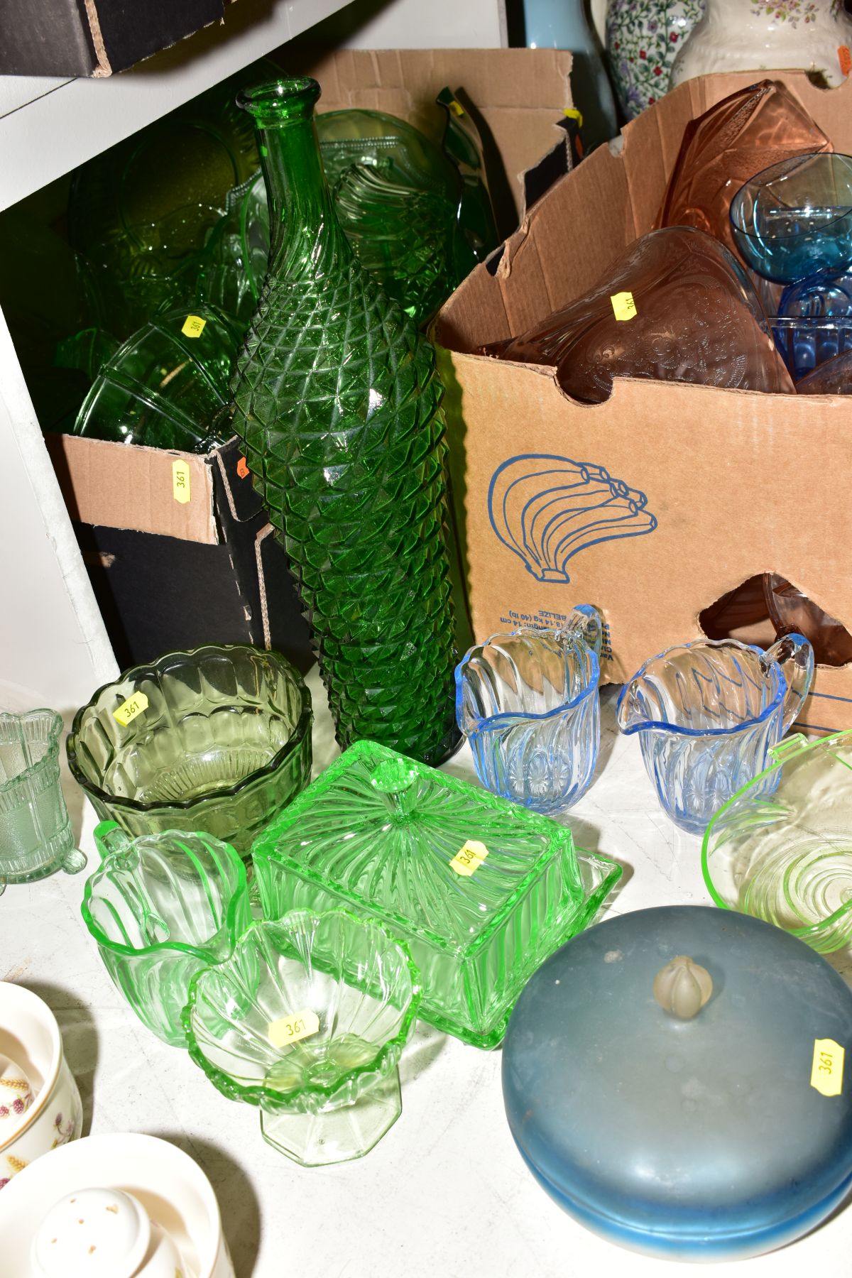 THREE BOXES AND LOOSE OF COLOURED GLASS AND CUT GLASS, including pressed glass in green, pink and - Bild 6 aus 6