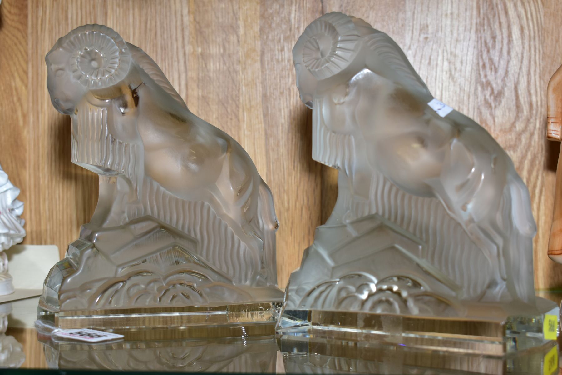 A PAIR OF ART DECO FROSTED GLASS FIGURES OF RAMS, on rectangular clear glass bases, height ????, ( - Bild 4 aus 5