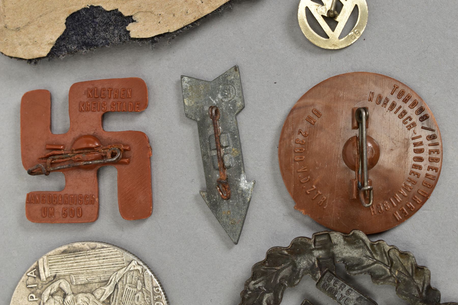 A SMALL COLLECTION OF GERMAN 3RD REICH BADGES ETC, together with two medallions, as follows, (a) - Image 6 of 7