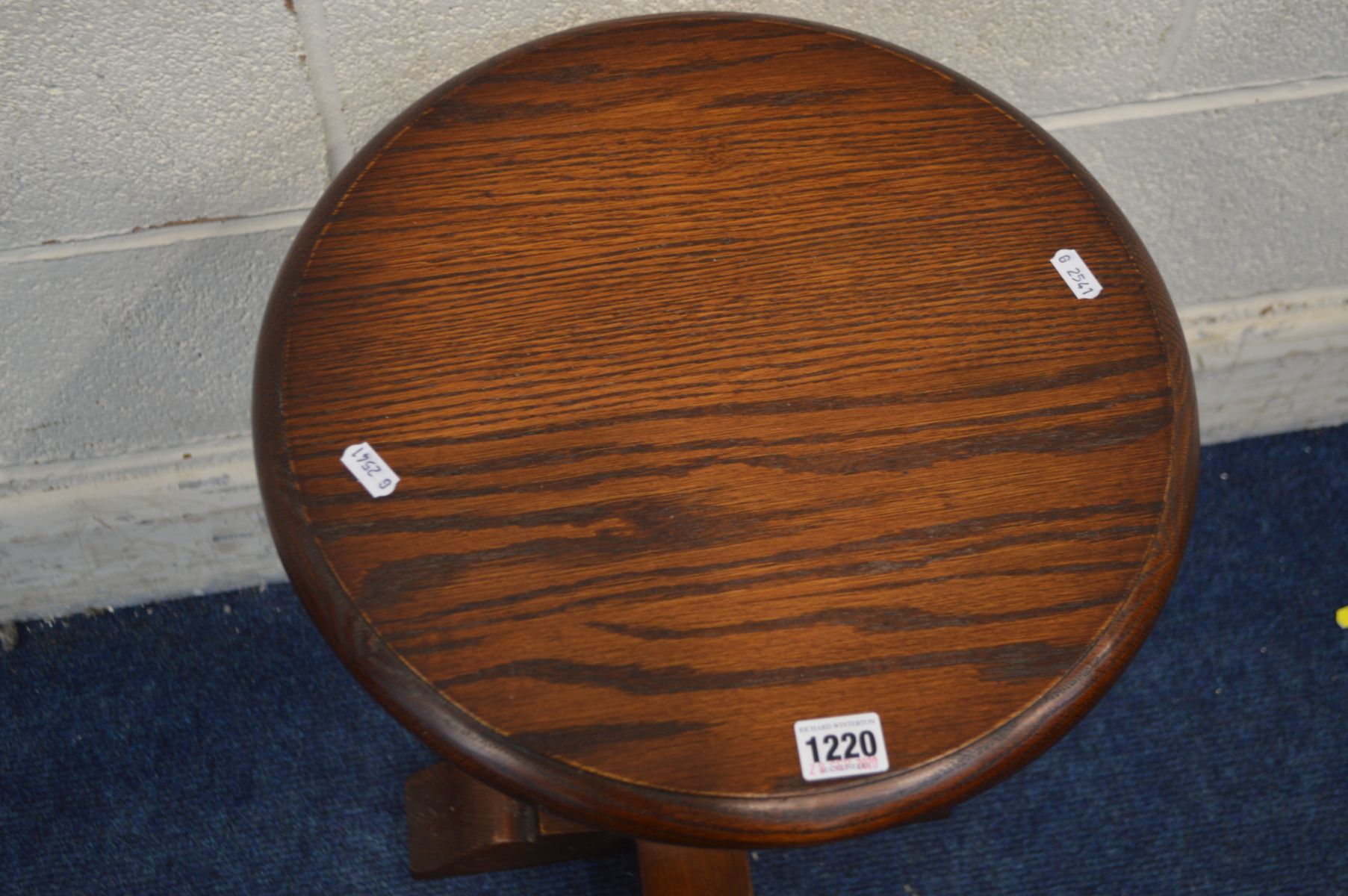 AN OLD CHARM OAK CIRCULAR TOPPED LAMP TABLE, diameter 38cm x height 57cm - Bild 2 aus 2