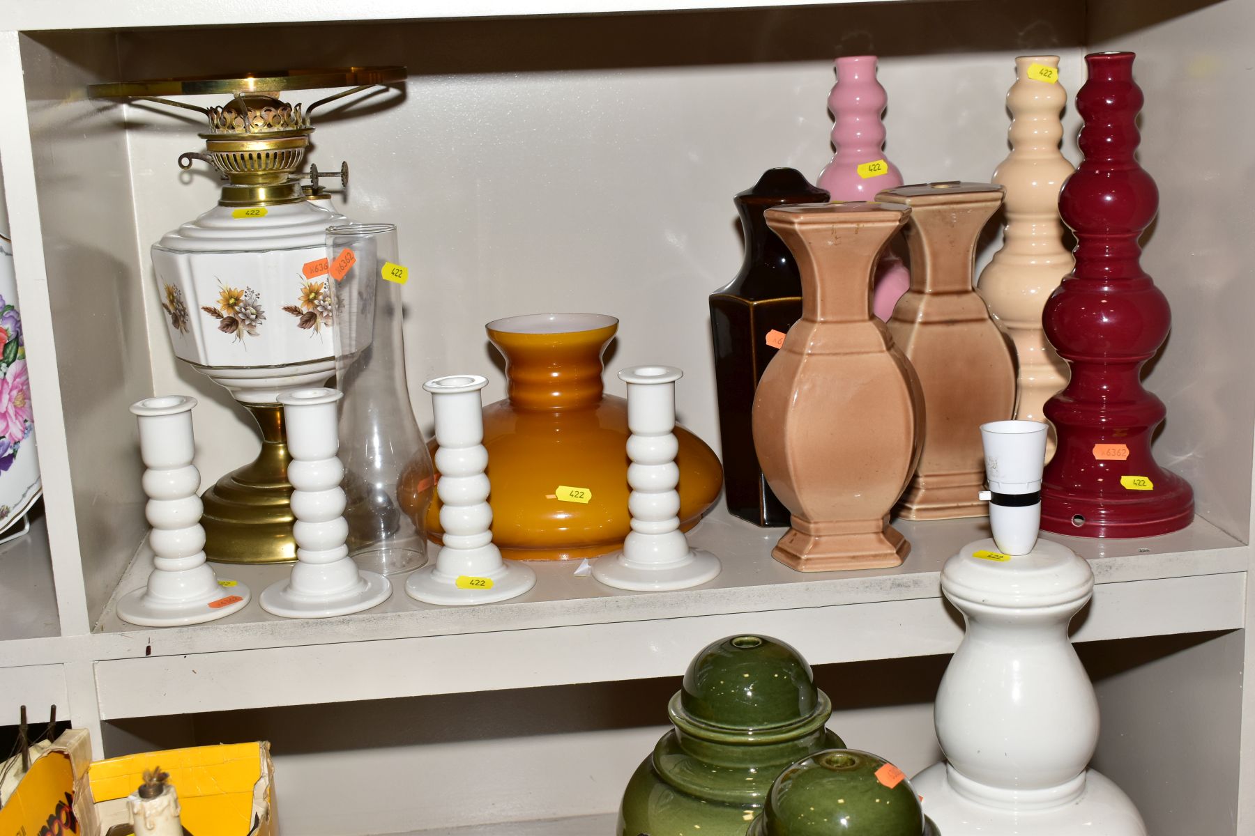 A BOXED STUART CRYSTAL VASE AND OTHER CERAMICS AND GLASSWARE, including Doulton table lamps and - Bild 3 aus 4