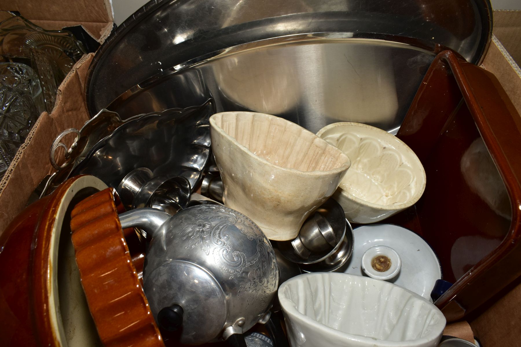 FOUR BOXES OF DENBY AND STONEWARE, including jelly moulds, flan dishes, brown casseroles, Price - Bild 4 aus 5