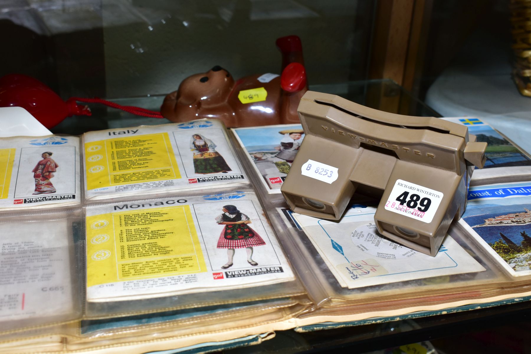 A SAWYERS VIEW-MASTER, with a folder of stereo pictures of various countries, a tin containing - Bild 2 aus 6