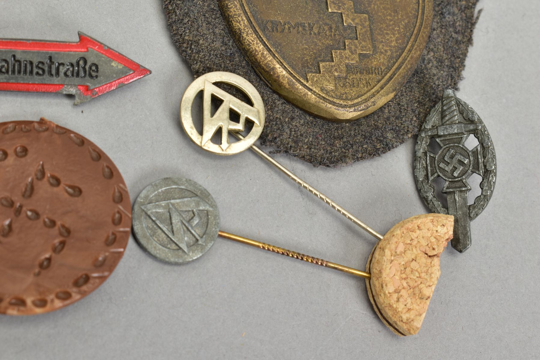 A SMALL COLLECTION OF GERMAN 3RD REICH BADGES ETC, together with two medallions, as follows, (a) - Image 2 of 7