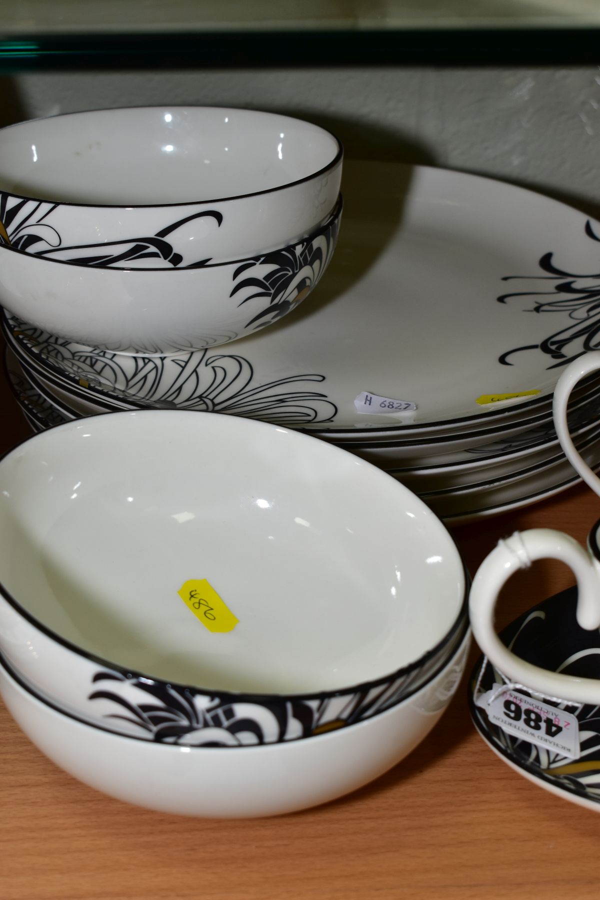 DENBY MONSOON CHRYSANTHEMUM PART DINNER WARES, comprising gravy boat and stand, a milk/cream jug, - Bild 3 aus 4