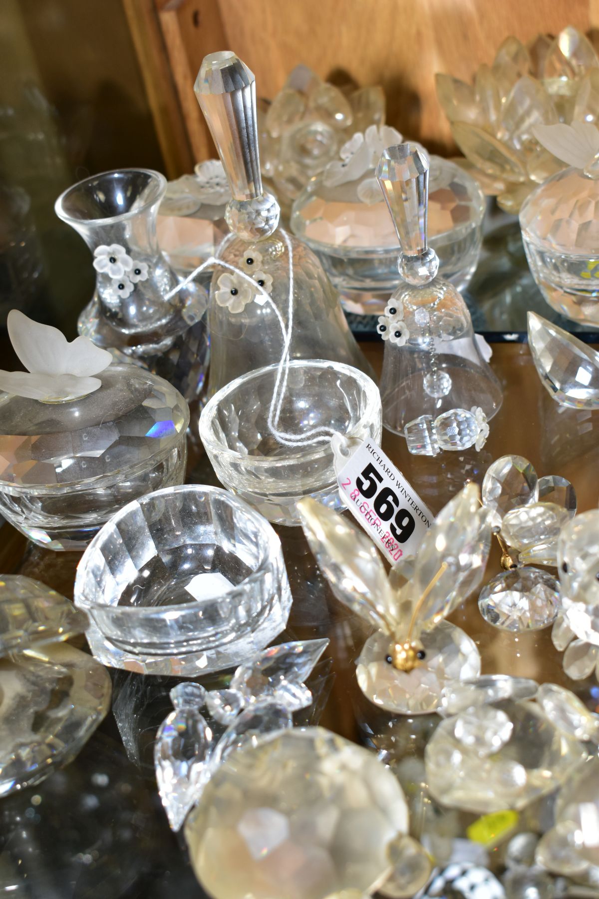 A COLLECTION OF SWAROVSKI CRYSTAL BELLS, ANIMALS, TRINKET BOXES ETC, including four swans on a - Bild 2 aus 5