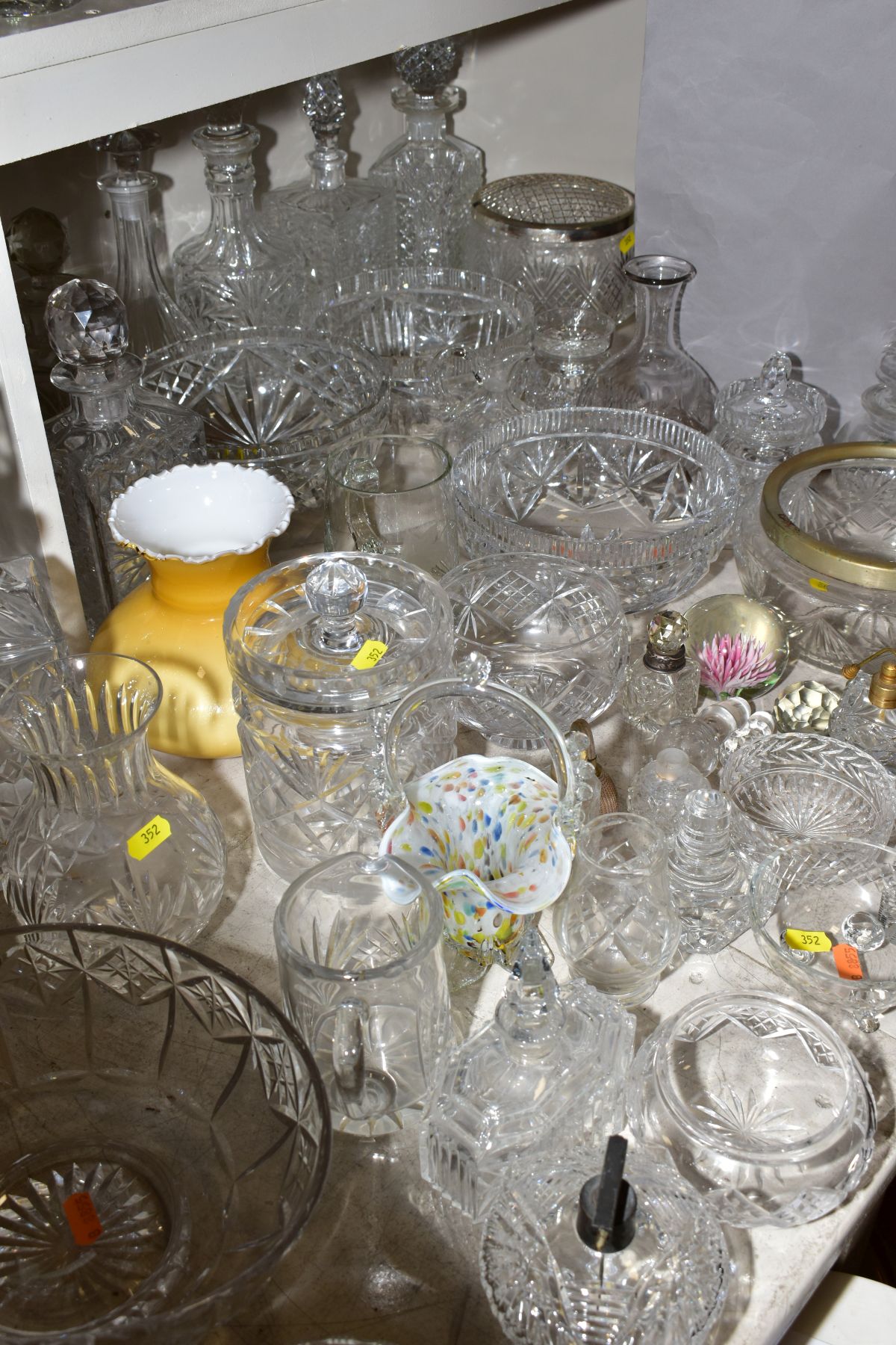 A MISCELLANEOUS COLLECTION OF GLASSWARE, mostly cut glass including bowls, decanters, biscuit - Bild 5 aus 11