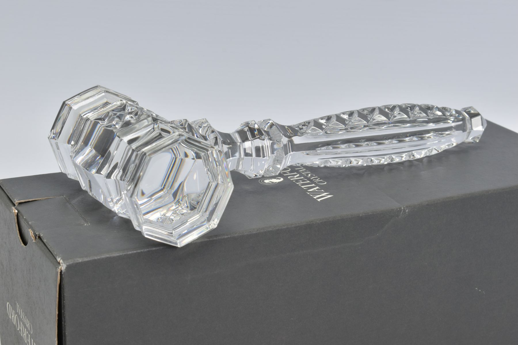 A BOXED WATERFORD CRYSTAL GAVEL, stamped to gavel head, length 20cm - Bild 2 aus 3