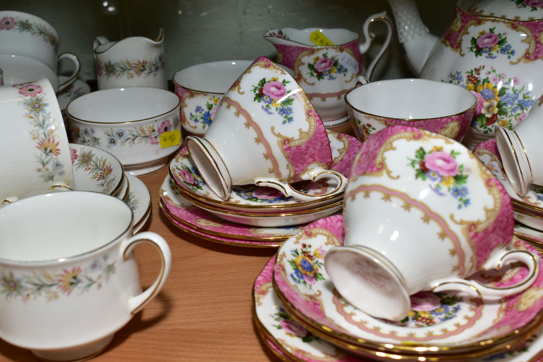 ROYAL ALBERT 'LADY CARLYLE' TEAWARES, comprising teapot, milk jug, sugar bowl, five teacups, six - Bild 4 aus 4