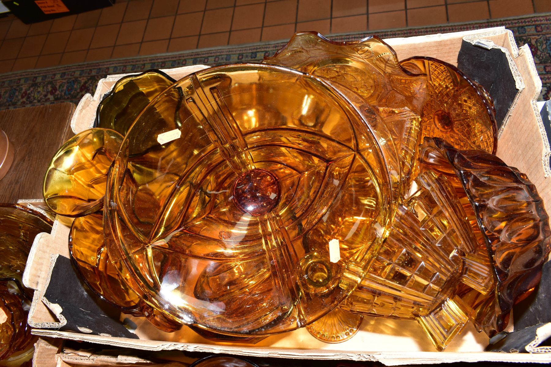 THREE BOXES OF PRESS MOULDED AMBER GLASS to include bowls, storage containers, candlesticks, water - Bild 5 aus 6