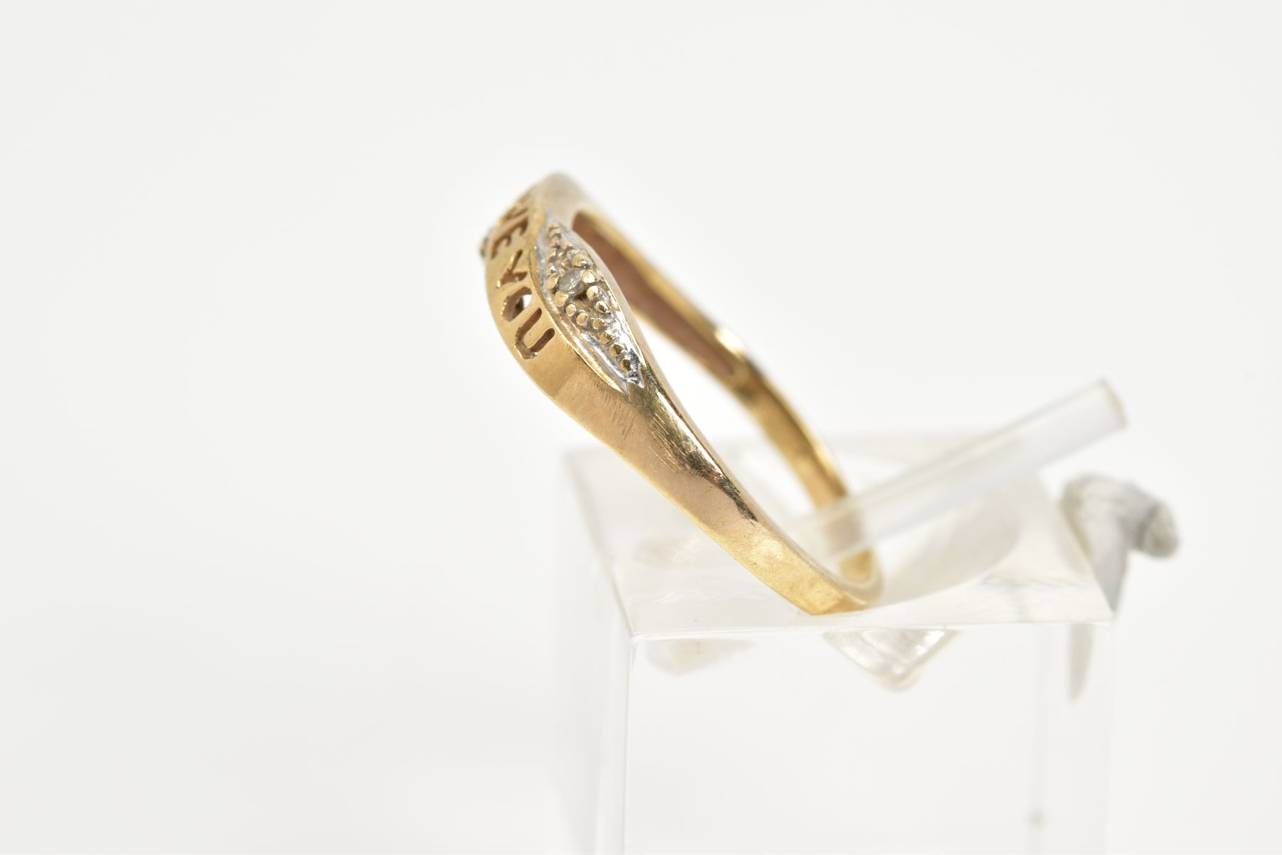 A 9CT GOLD CROSSOVER RING, designed with an open work panel with the word 'I Love You' flanked - Image 2 of 3