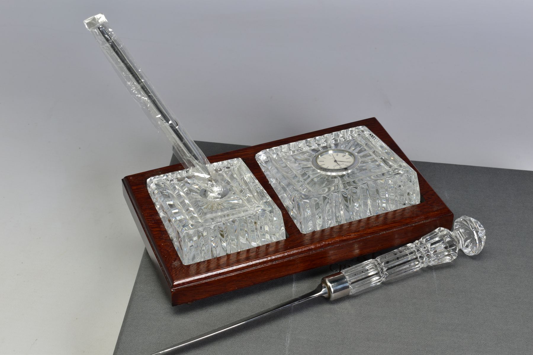 A BOXED WATERFORD CRYSTAL DESK SET, comprising a quartz clock and a pen stand with pen set in a - Bild 4 aus 5