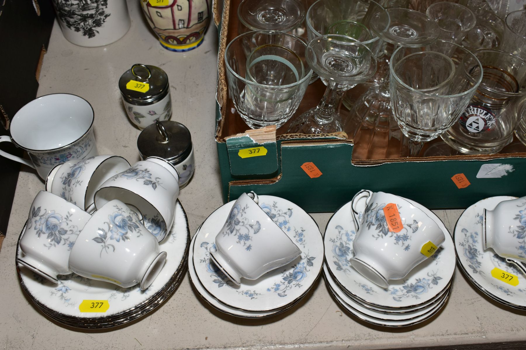 FOUR BOXES AND LOOSE CERAMICS, GLASSWARE, ETC, including Royal Standard Melody pattern coffee and - Bild 5 aus 11