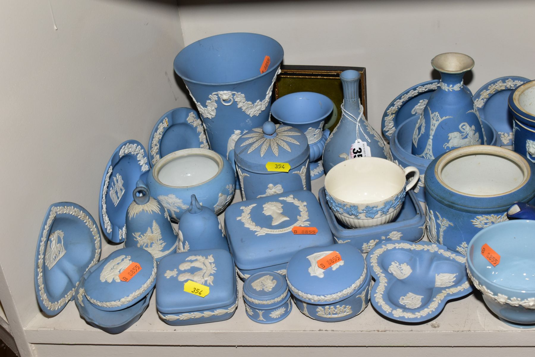 A COLLECTION OF WEDGWOOD JASPERWARE AND DUDSON JASPERWARE, including dark blue jasperware c1875 - Bild 4 aus 7