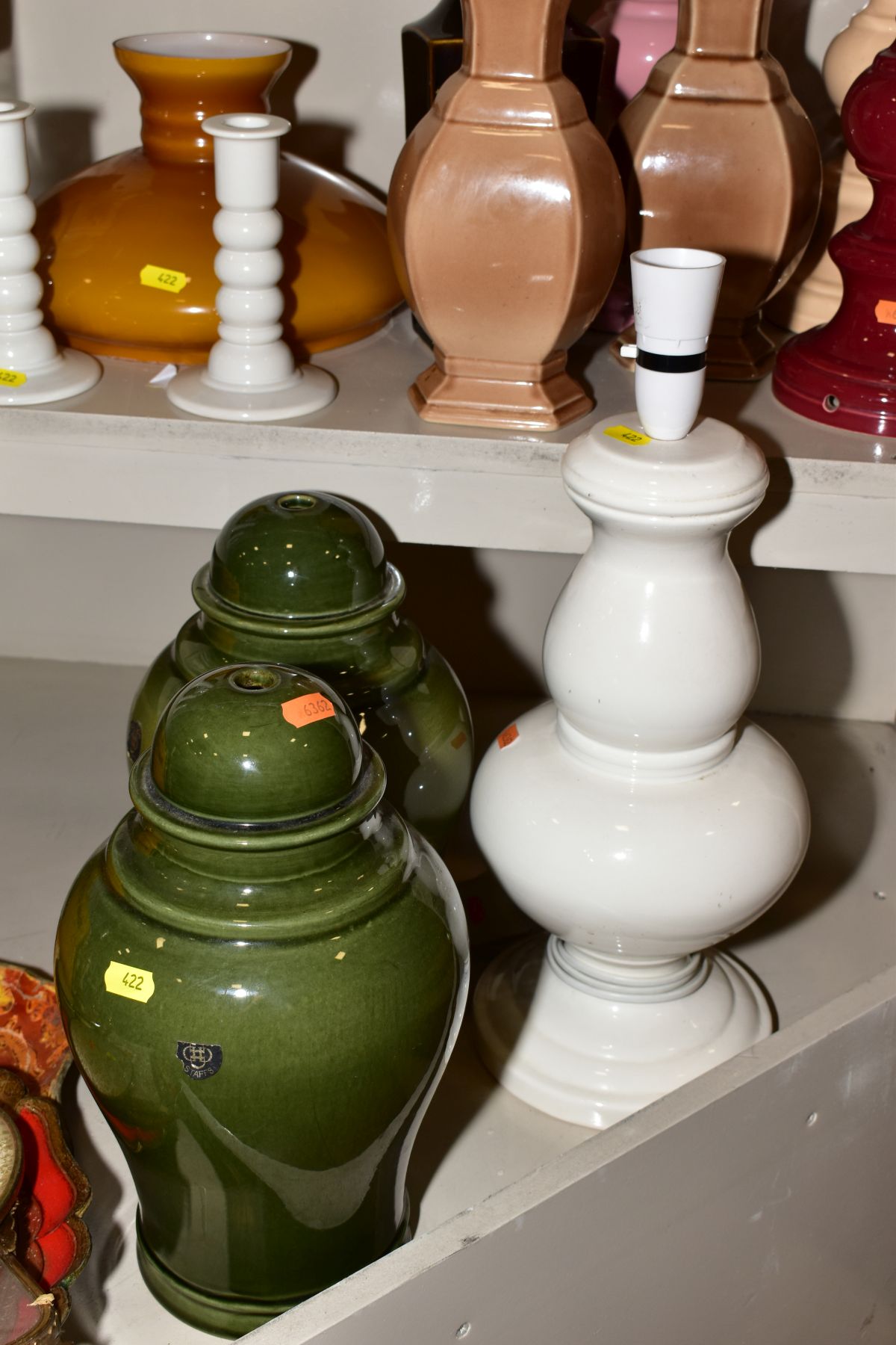 A BOXED STUART CRYSTAL VASE AND OTHER CERAMICS AND GLASSWARE, including Doulton table lamps and - Bild 4 aus 4