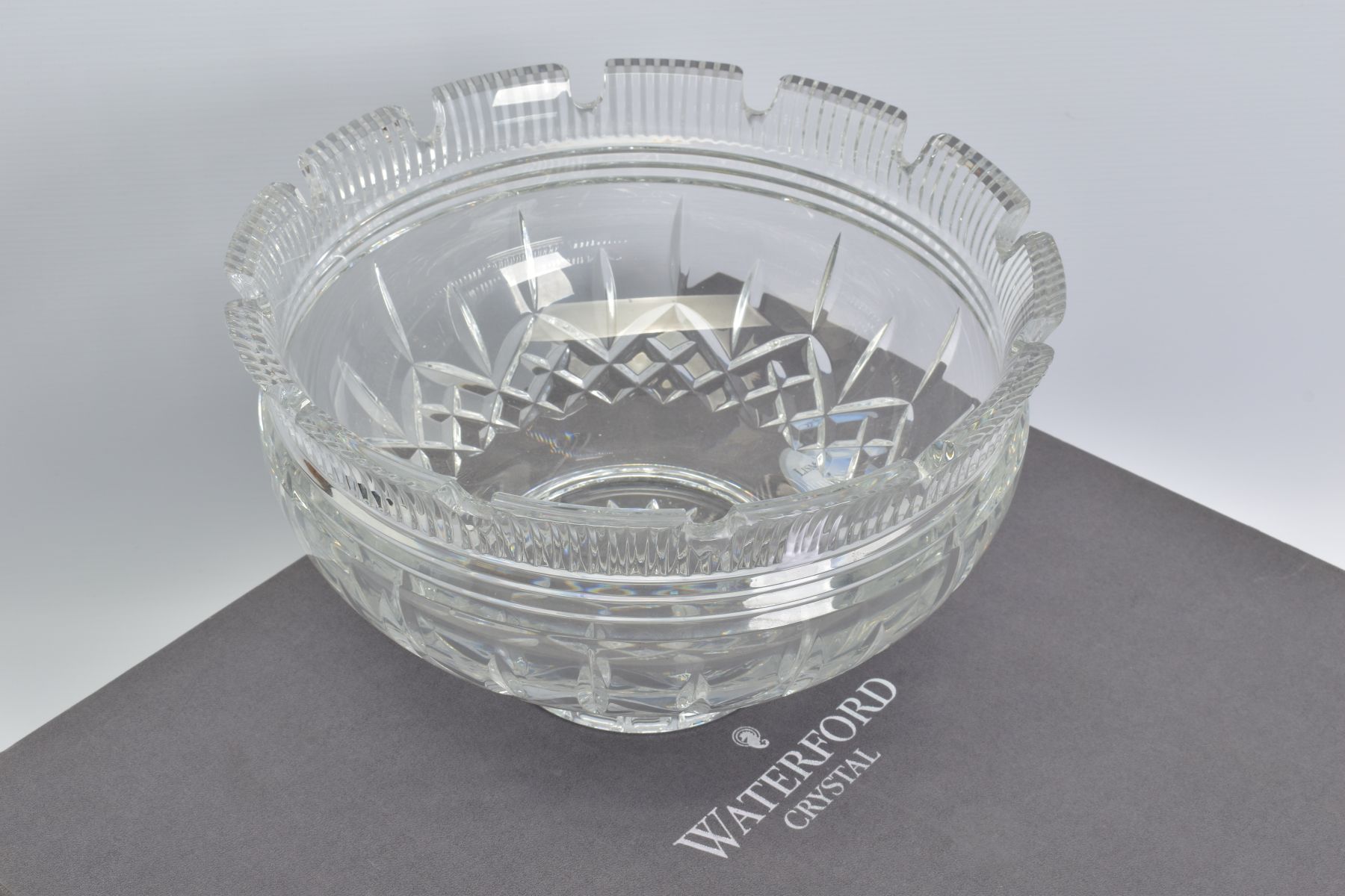 A BOXED WATERFORD CRYSTAL LISMORE CASTLE BOWL, stamped to base, height 15cm x diameter 25cm - Bild 2 aus 3