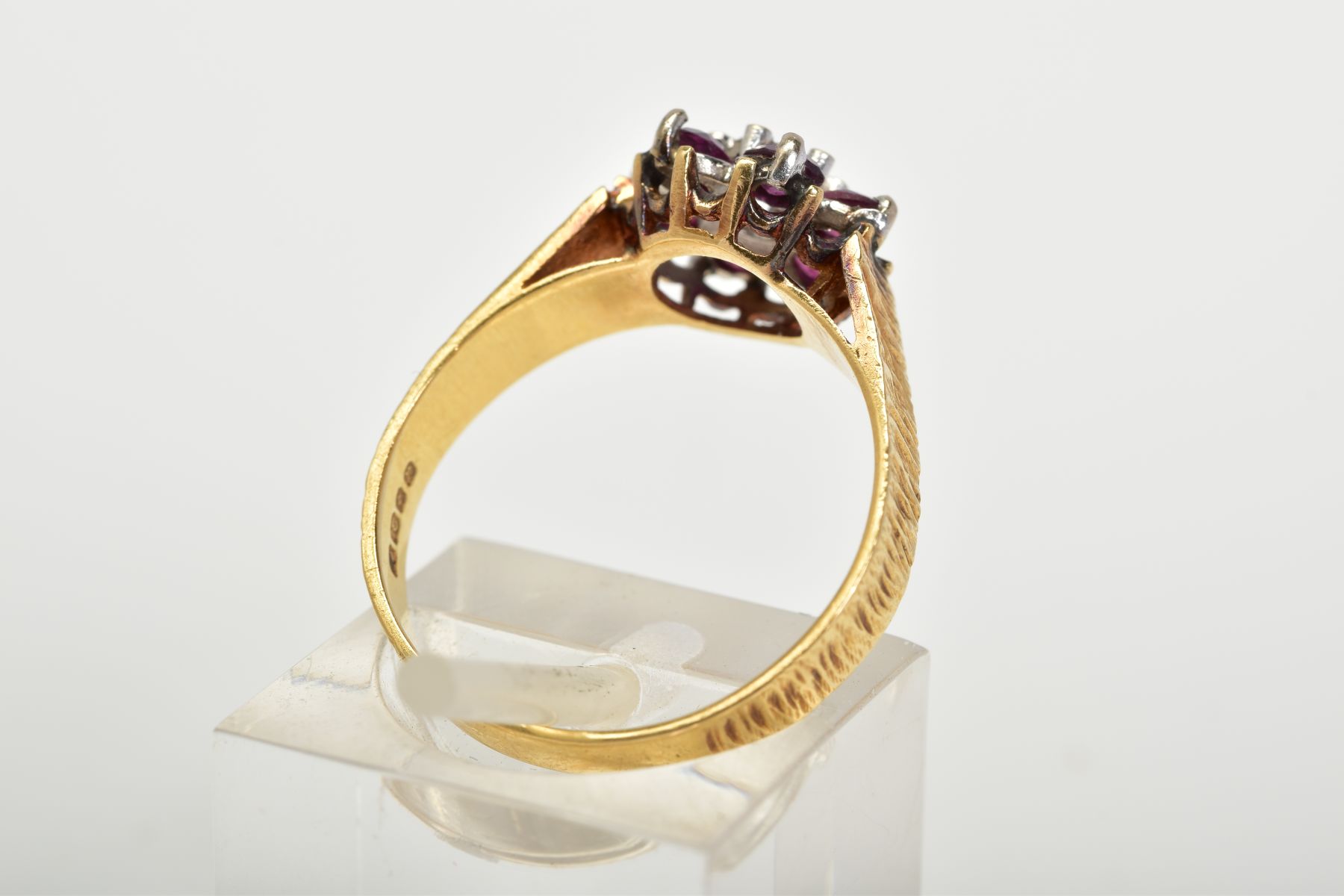 AN 18CT GOLD GARNET AND DIAMOND CLUSTER RING, the tiered cluster set with a central single cut - Image 3 of 3