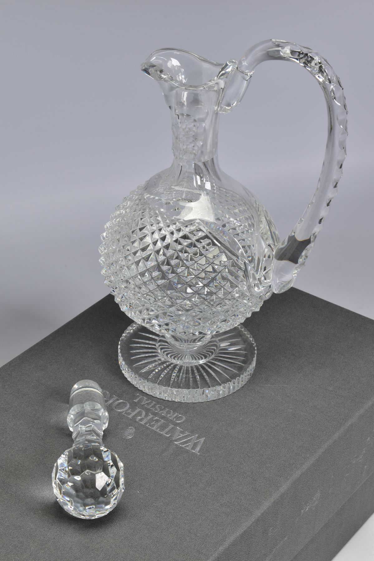 A BOXED WATERFORD CRYSTAL ALANA CLARET JUG, stamped to base, height 31.5cm (crack to handle) - Bild 3 aus 4