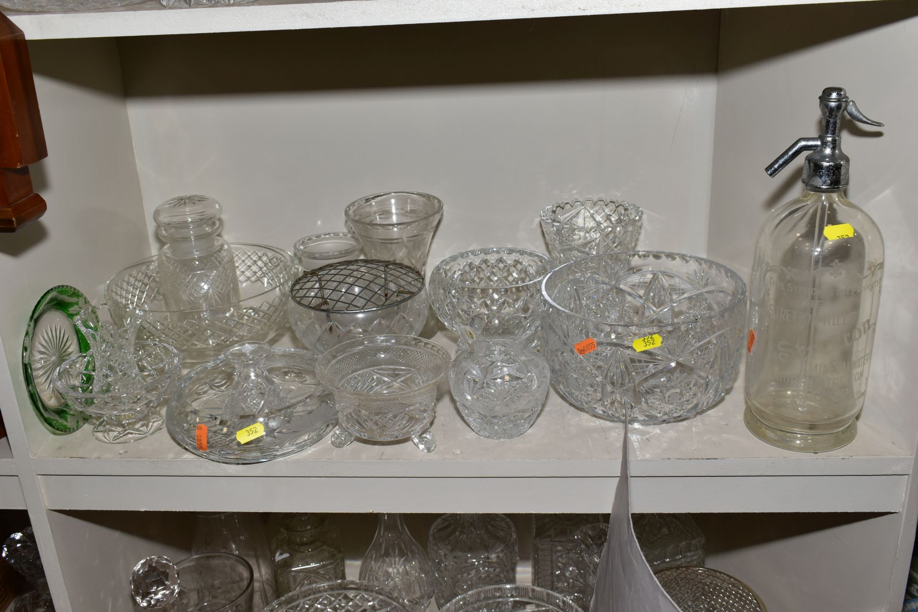 A MISCELLANEOUS COLLECTION OF GLASSWARE, mostly cut glass including bowls, decanters, biscuit - Bild 3 aus 11