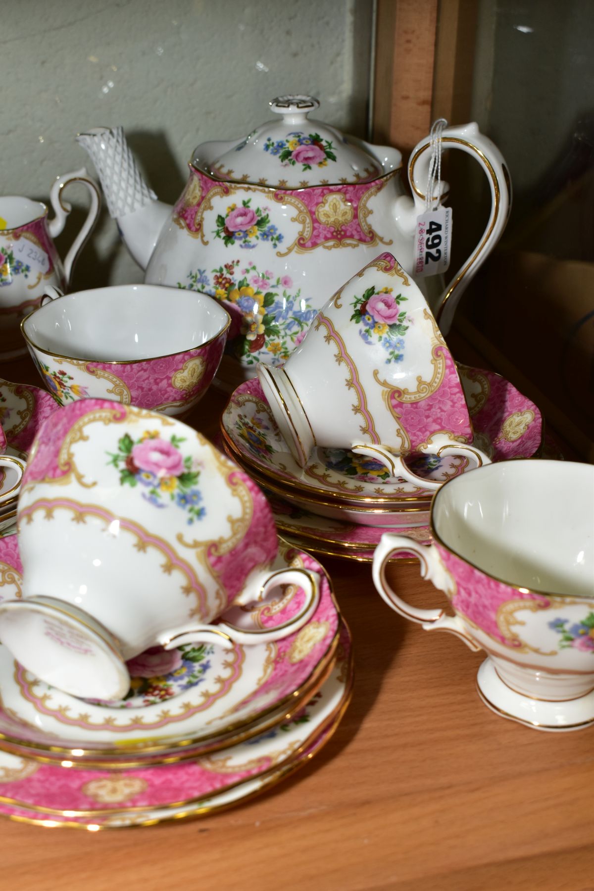 ROYAL ALBERT 'LADY CARLYLE' TEAWARES, comprising teapot, milk jug, sugar bowl, five teacups, six - Bild 3 aus 4