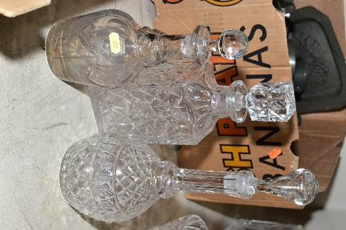 A MISCELLANEOUS COLLECTION OF GLASSWARE, mostly cut glass including bowls, decanters, biscuit - Bild 7 aus 11