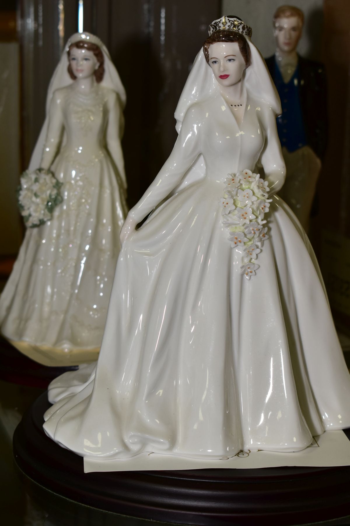 SEVEN COALPORT LIMITED EDITION ROYAL BRIDES 'Princess Alexandra' No1235/7500 with plinth, 'Queen - Bild 5 aus 10