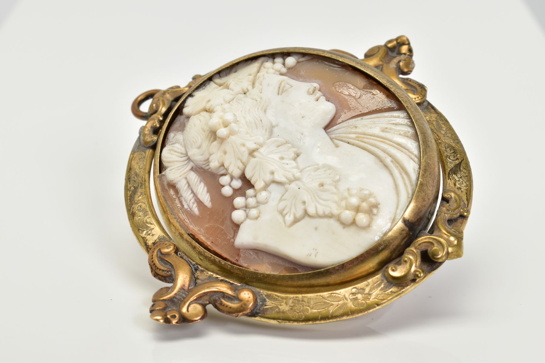 A YELLOW METAL SWIVEL MEMORIAL CAMEO PENDANT, the oval cameo panel depicting a lady in profile - Image 2 of 4