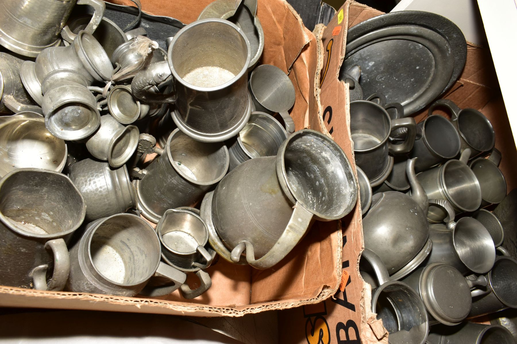 FIVE BOXES AND LOOSE OF PEWTER AND LOOSE, including tankards, plates, embossed plates, hammered - Bild 5 aus 5